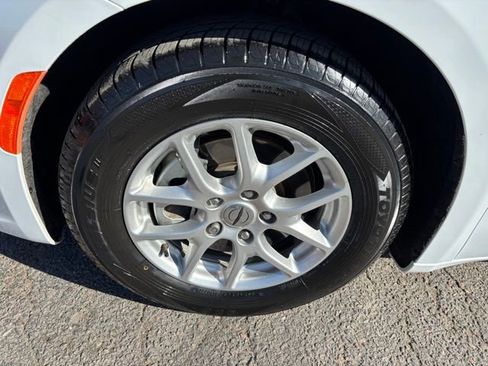 Used 2022 Chrysler Pacifica Touring-L FWD image 10