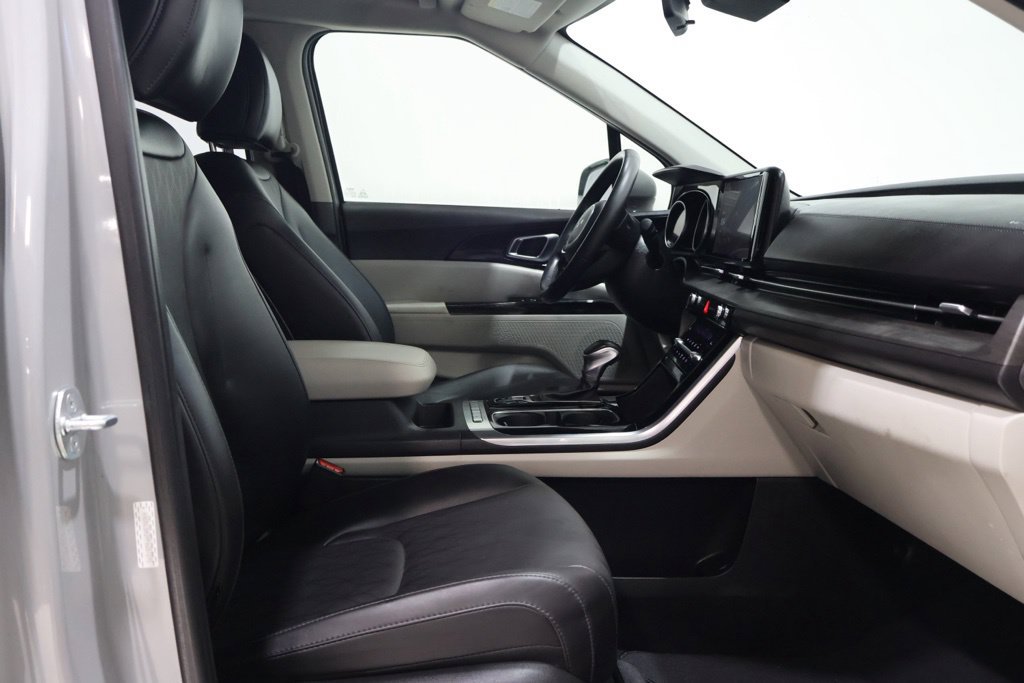 Used 2023 Kia Carnival EX FWD image 14