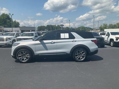 Certified 2025 Ford Explorer Platinum w/ Ultimate Package AWD/4WD image 8