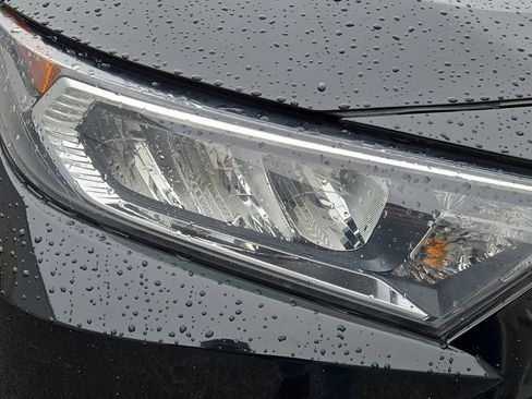 Used 2021 Toyota RAV4 XLE Premium image 5