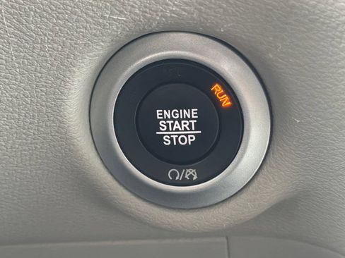 Used 2023 Chrysler Pacifica Touring-L FWD image 34