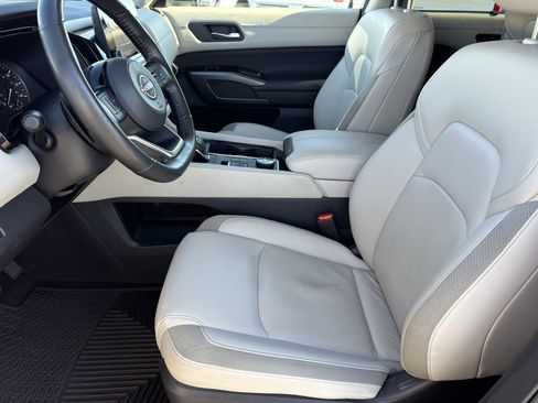 Used 2024 Nissan Pathfinder SL image 17
