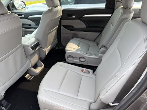 Certified 2018 Toyota Highlander XLE AWD/4WD image 25