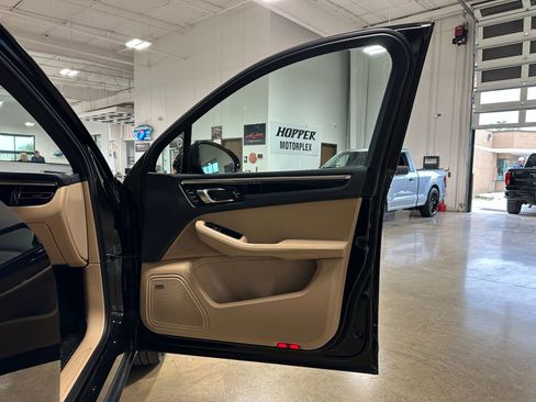 Used 2025 Porsche Macan image 44