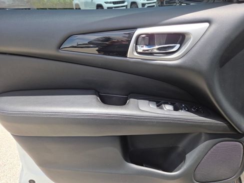 Used 2019 Nissan Pathfinder SV FWD image 32