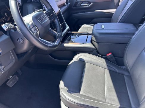 Certified 2025 GMC Yukon Denali AWD/4WD image 9