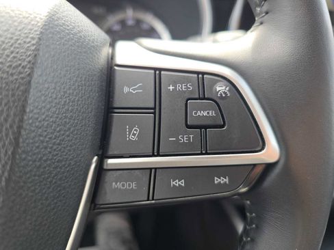 Certified 2025 Toyota Highlander XLE FWD image 30