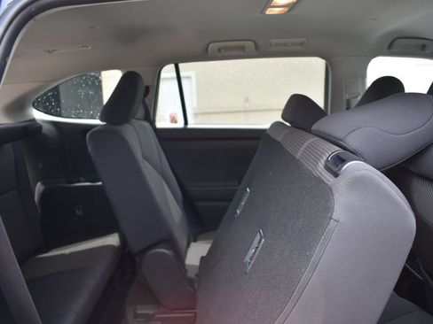 Used 2025 Toyota Highlander LE FWD image 30