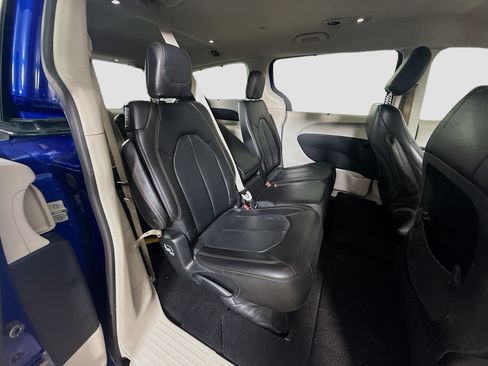 Used 2018 Chrysler Pacifica Touring-L FWD image 26