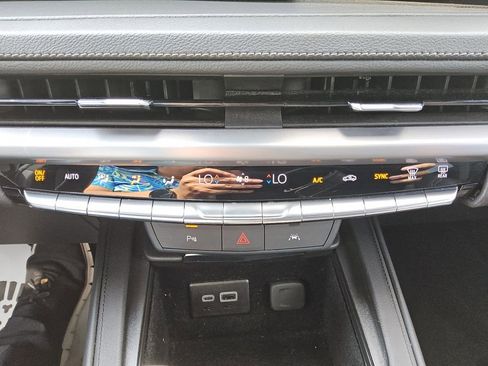 Used 2025 Cadillac XT4 Premium Luxury image 21