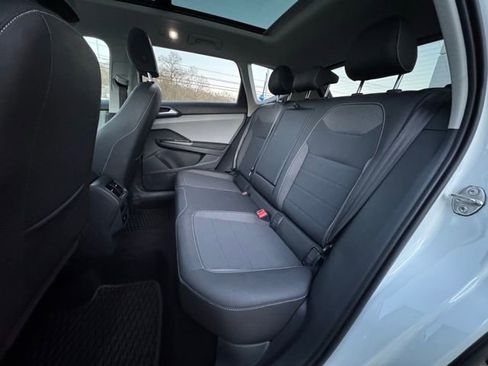 Certified 2024 Volkswagen Taos SE w/ Panoramic Sunroof Package image 11