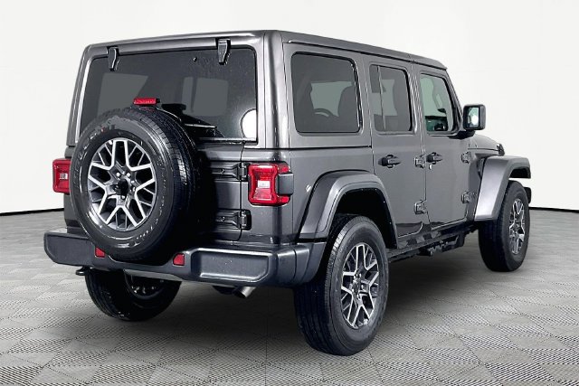 Used 2026 Jeep Wrangler Unlimited Sahara AWD/4WD image 6
