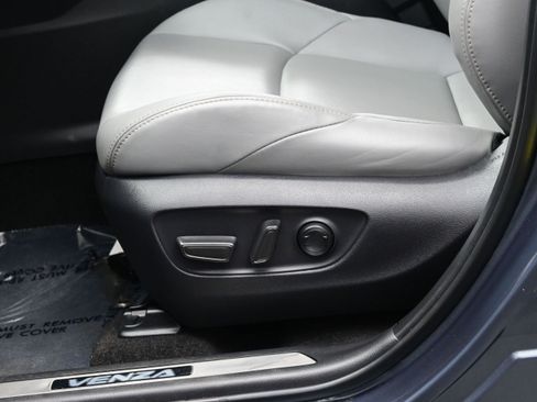 Used 2024 Toyota Venza XLE AWD/4WD image 11