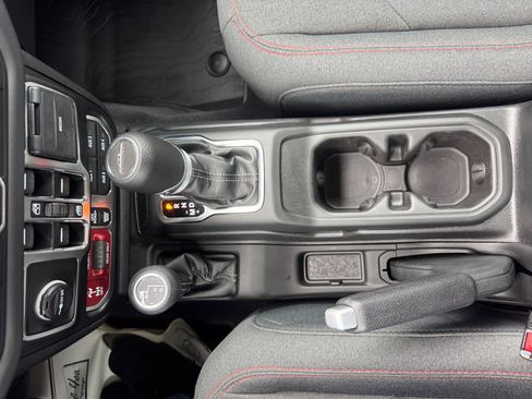 Used 2025 Jeep Gladiator Rubicon w/ Convenience Group AWD/4WD image 19