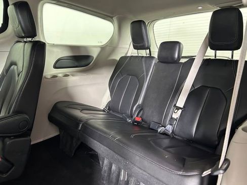 Used 2023 Chrysler Pacifica Touring-L image 19