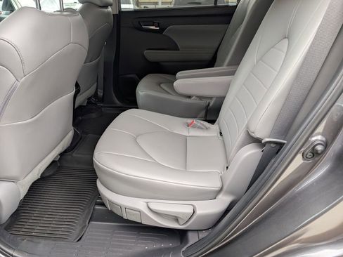 Used 2023 Toyota Highlander XLE image 11