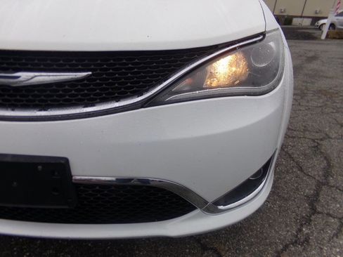 Used 2017 Chrysler Pacifica Touring-L image 3