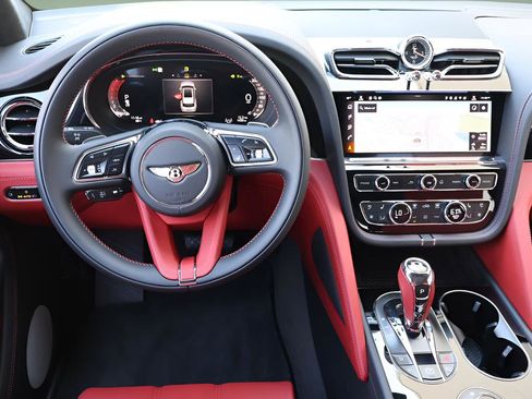 Used 2025 Bentley Bentayga AWD/4WD image 15