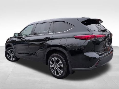 Used 2023 Toyota Highlander XLE image 2