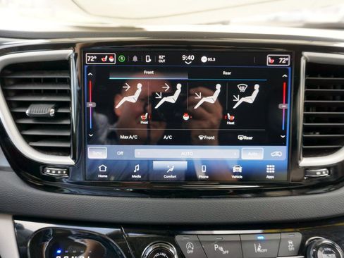 Used 2023 Chrysler Pacifica Touring-L FWD image 13