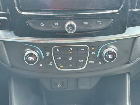 Used 2023 Chevrolet Traverse LT FWD image 12