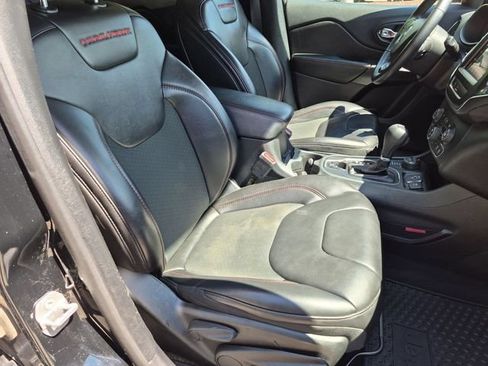 Used 2019 Jeep Cherokee Trailhawk w/ Comfort/Convenience Group AWD/4WD image 25