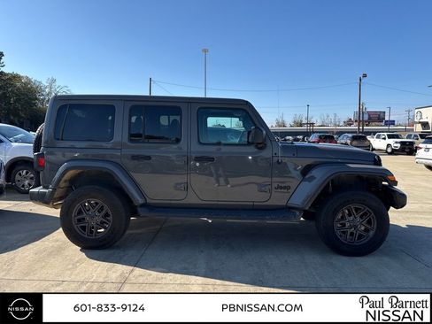 Used 2020 Jeep Wrangler Unlimited Sahara image 4