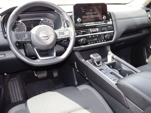 Used 2025 Nissan Pathfinder SV FWD image 4