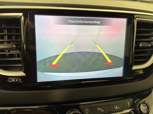 Used 2025 Chrysler Pacifica Select FWD image 12