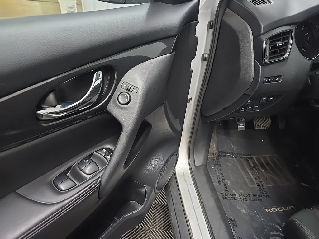 Used 2018 Nissan Rogue SV AWD/4WD image 28