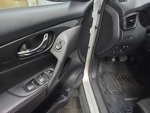 Used 2018 Nissan Rogue SV AWD/4WD image 28
