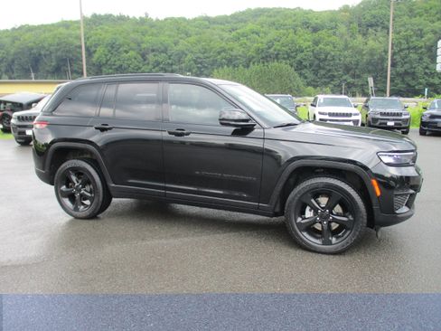 Certified 2023 Jeep Grand Cherokee Altitude AWD/4WD image 4