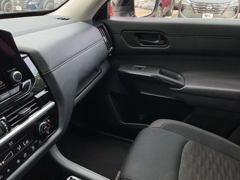 Used 2025 Nissan Pathfinder SV FWD image 37