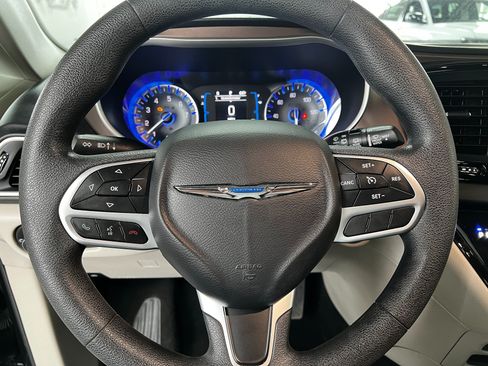 Used 2017 Chrysler Pacifica Touring FWD image 14