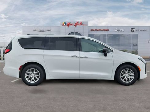 New 2027 Chrysler Pacifica Select FWD image 6