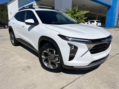 Used 2025 Chevrolet Trax LT w/ Driver Confidence Package image 2