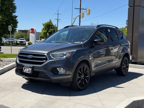 Used 2017 Ford Escape SE w/ Equipment Group 201A AWD/4WD image 9