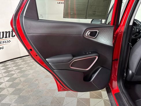 Used 2025 Kia Soul LX w/ LX Technology Package FWD image 22