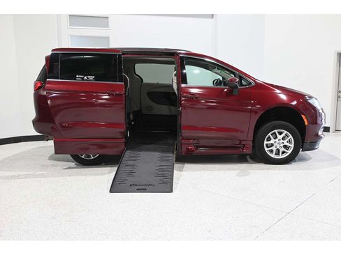 Used 2021 Chrysler Voyager Lxi FWD image 17