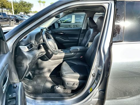 Used 2022 Toyota Highlander XLE FWD image 2
