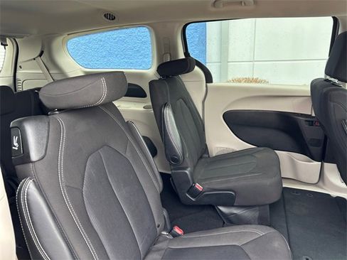 Used 2023 Chrysler Voyager LX image 15