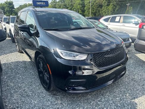 Used 2025 Chrysler Pacifica Limited FWD image 2