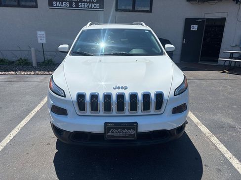 Used 2017 Jeep Cherokee Latitude w/ Cold Weather Group AWD/4WD image 8