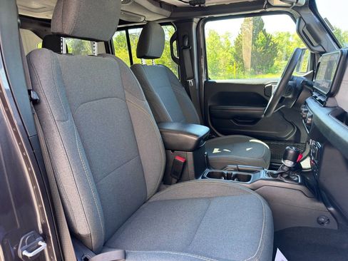 Used 2024 Jeep Wrangler Unlimited AWD/4WD image 34