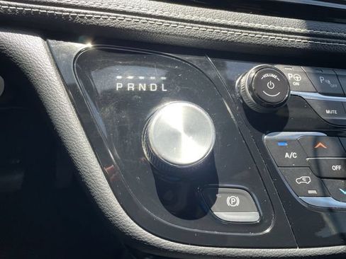 Used 2021 Chrysler Pacifica Touring-L w/ Uconnect Theater Family Group FWD image 16