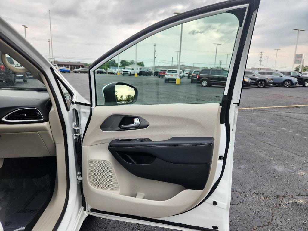 Used 2023 Chrysler Pacifica Touring-L FWD image 48