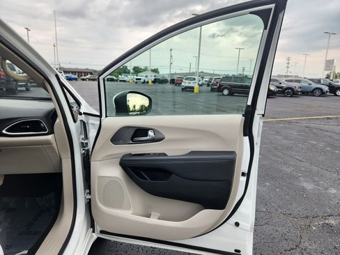 Used 2023 Chrysler Pacifica Touring-L FWD image 48