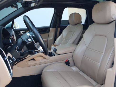 Used 2021 Porsche Cayenne AWD/4WD image 34