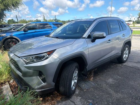 Used 2021 Toyota RAV4 XLE w/ Convenience Package AWD/4WD image 4