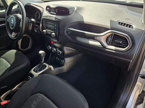 Used 2017 Jeep Renegade Latitude FWD image 19